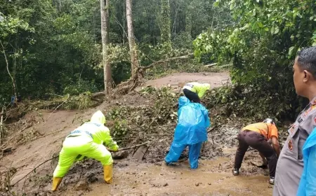 Jalur Pacet-Cangar Masih Tertutup Material Longsor, Tunggu Hasil Evaluasi untuk Dibersihkan