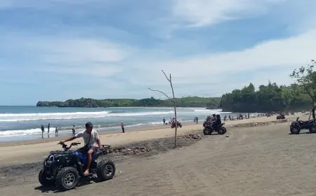 Libur Lebaran, Ribuan Wisatawan Padati Pantai Serang Blitar