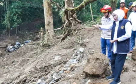 Kunjungi Longsor di Mojokerto, Khofifah Rencanakan Proyek Penguatan Kontur dan Tanggul Jalan