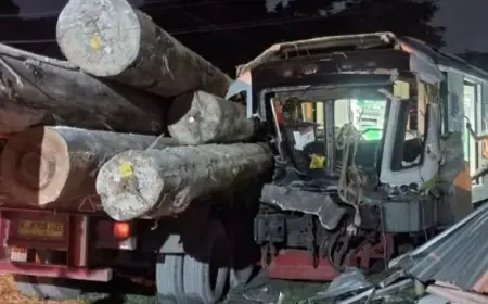 Kecelakaan Kereta Api vs Truk di Gresik Tewaskan Asisten Masinis