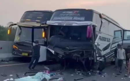 Bus Rombongan Suporter Persebaya Tabrakan di Tol Pekalongan, Seorang Sopir Tewas