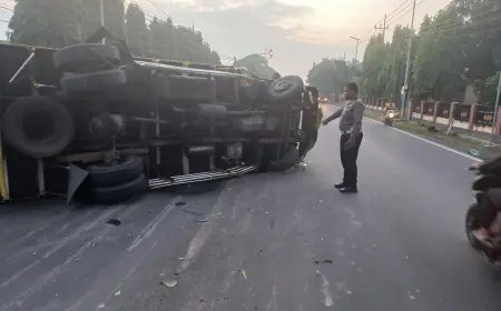 Hindari Penyeberang Jalan, Truk Ekspedisi Terguling di Depan SPN Mojokerto