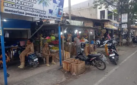Satpol PP Sampang Tertibkan Lima Gerobak PKL, Ini Alasannya