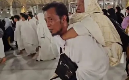 Viral, Pria Asal Pasuruan Menggendong Ibunya yang Renta saat Tawaf