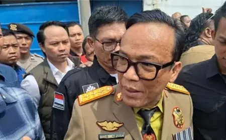 Wamenaker Kecam Perusahaan di Surabaya yang Tahan Ijazah dan Potong Gaji Pekerja Salat Jumat