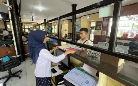 Peringati Hari Kartini, Petugas Samsat Blitar Kota Kompak Pakai Kebaya