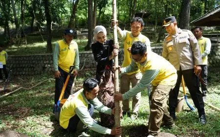 Peringati Hari Bumi Sedunia, Wali Kota Kediri Tanam Pohon di Selomangleng