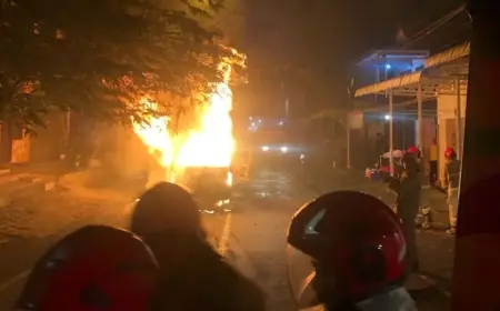Mikrolet Bermuatan BBM Terbakar di Kota Batu, Sopir Kabur usai Kejadian
