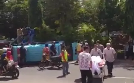 Tangis Keluarga Pecah, Ambulans Bawa Jenazah di Jember Terguling