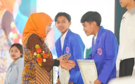Gubernur Jatim Instruksikan Sekolah Cetak Ulang Ijazah untuk Korban Penahanan oleh Perusahaan