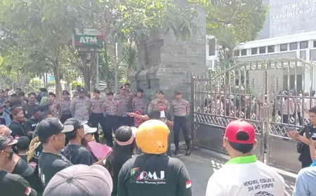 Puluhan PKL Unjuk Rasa Tuntut Pemkab Jombang Tertibkan Kawasan Zona Merah