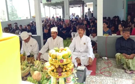 Khidmatnya Umat Hindu Suku Tengger Rayakan Hari Raya Galungan di Lereng Gunung Bromo