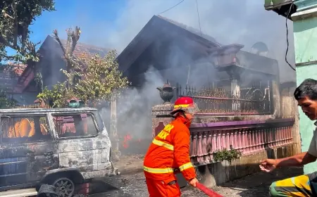 Diduga Tersulut Puntung Rokok, Dua Rumah dan Mobil di Nganjuk Terbakar