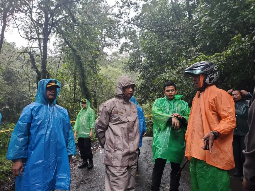 Longsor di Jalur Mojokerto Batu, Dua Kendaraan Tertimbun, Korban Belum Ditemukan