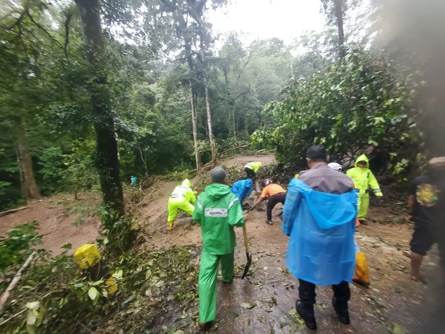 Gegara Longsor, Polisi Tutup Jalur Alternatif Pacet Mojokerto Menuju Cangar Batu