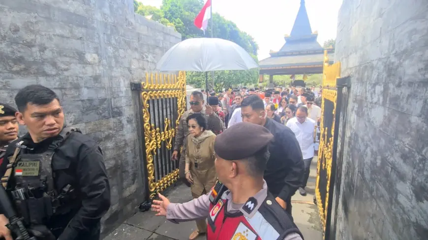Megawati dan Sukmawati Ziarah ke Makam Bung Karno di Blitar