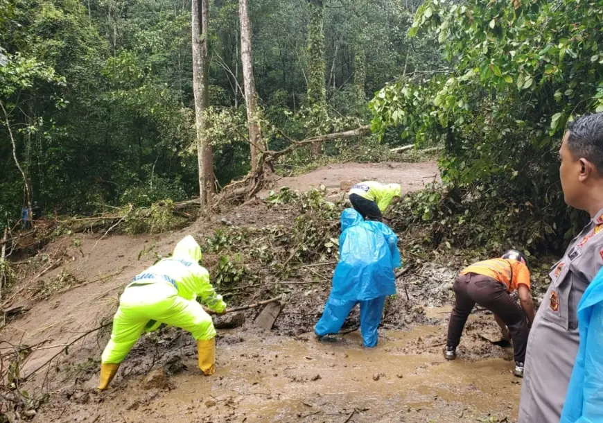 Jalur Pacet-Cangar Masih Tertutup Material Longsor, Tunggu Hasil Evaluasi untuk Dibersihkan
