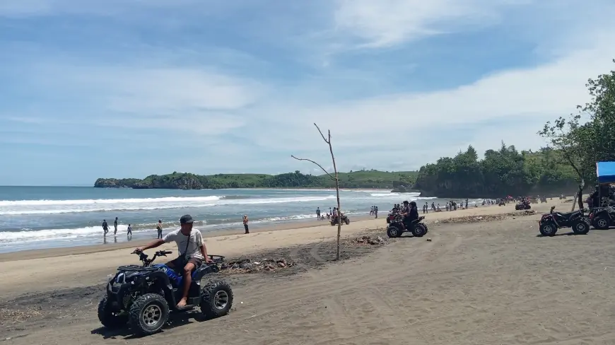 Libur Lebaran, Ribuan Wisatawan Padati Pantai Serang Blitar