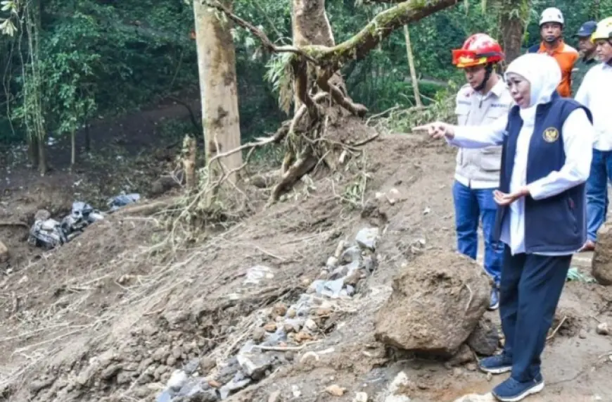 Kunjungi Longsor di Mojokerto, Khofifah Rencanakan Proyek Penguatan Kontur dan Tanggul Jalan