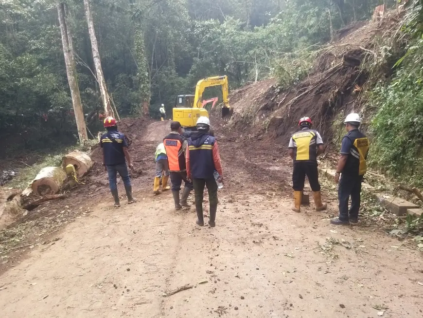 Material Longsor di Jalur Pacet-Cangar Mulai Dibersihkan
