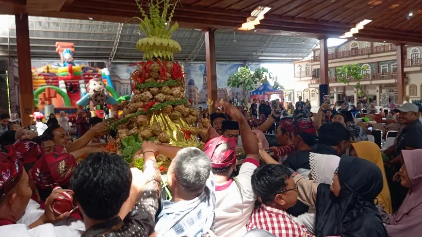 Tradisi Kirab Tumpeng Ketupat Cokelat di Kampung Cokelat Blitar Diserbu Pengunjung