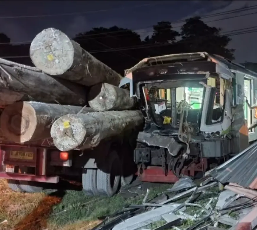 Kecelakaan Kereta Api vs Truk di Gresik Tewaskan Asisten Masinis