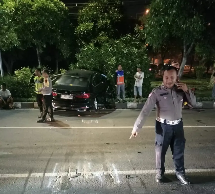 Viral! Gara-Gara Ikuti Google Maps, Sedan Terjun dari Jalan Tol yang Belum Tersambung di Gresik