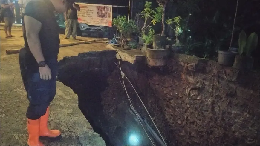 Diguyur Hujan Deras, Halaman Rumah Warga Wlingi Blitar Amblas