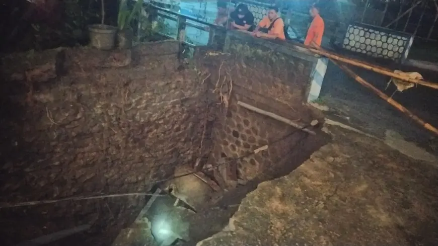 Diguyur Hujan Deras, Halaman Rumah Warga Wlingi Blitar Amblas