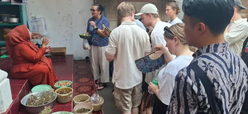 Turis Asal Norwegia Kunjungi Sampang, Diharap Bisa Tingkatkan Perekonomian