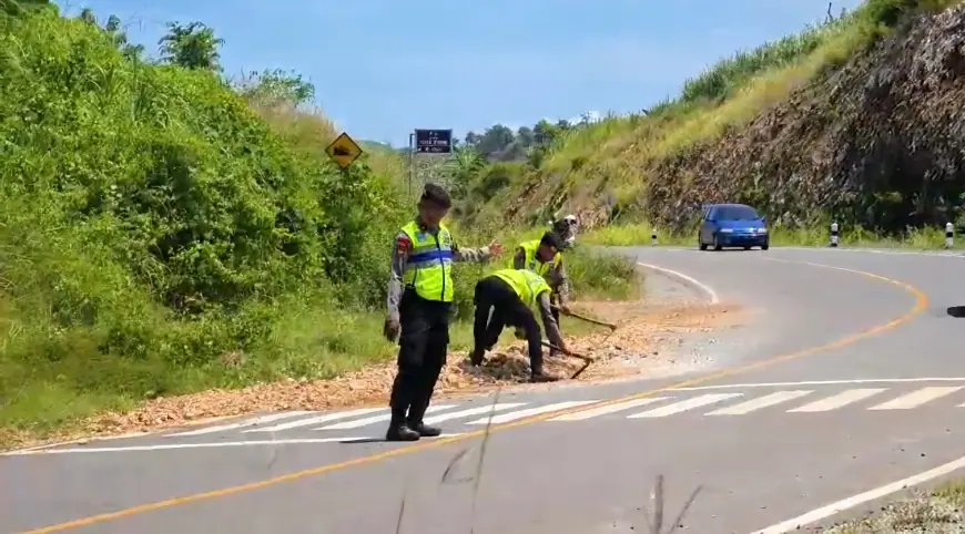 Cegah Laka Lantas di Sepanjang JLS Blitar, Polisi Bersihkan Material Longsoran dari Tebing