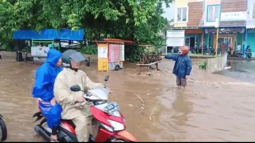 Gegara Tersumbat Pohon, Sungai di Purwosari Meluap ke Jalan Raya dan Pemukiman Warga