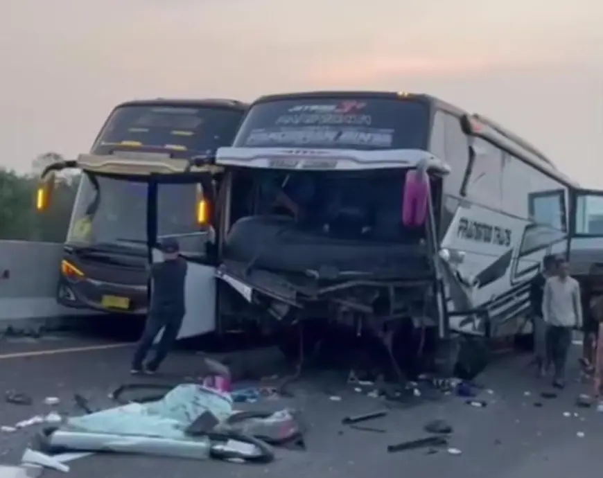 Bus Rombongan Suporter Persebaya Tabrakan di Tol Pekalongan, Seorang Sopir Tewas