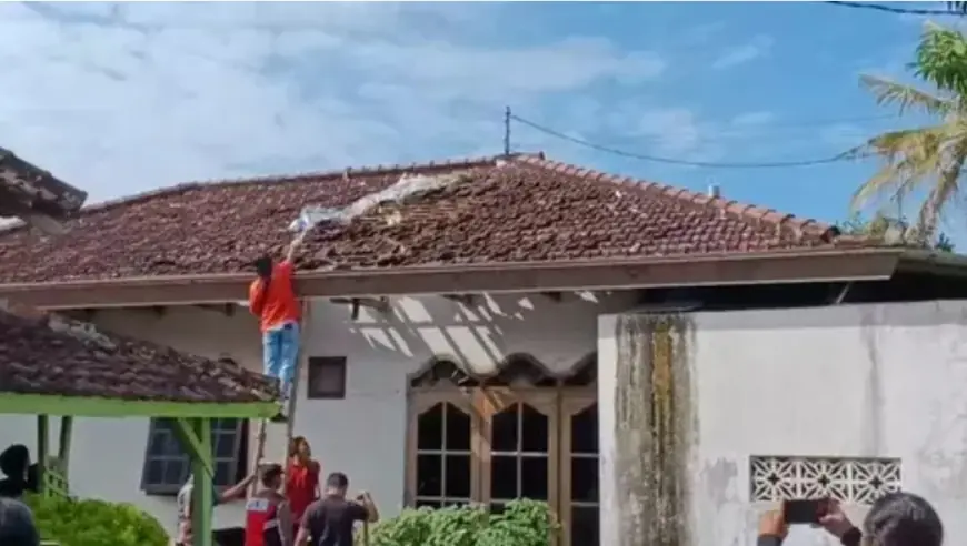 Ledakan Balon Udara Berisi Petasan Kembali Terjadi di Tulungagung, Rumah Warga Rusak!
