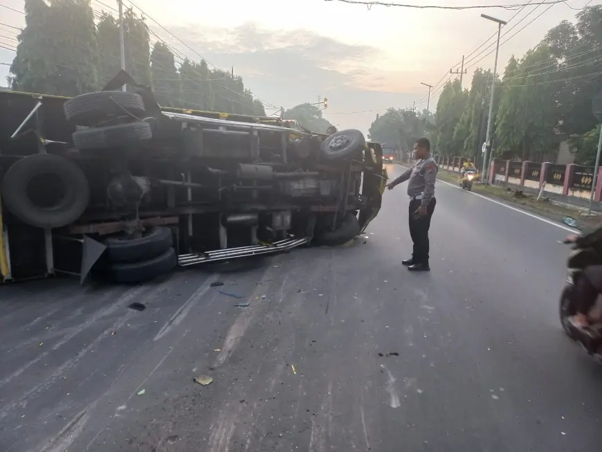 Hindari Penyeberang Jalan, Truk Ekspedisi Terguling di Depan SPN Mojokerto