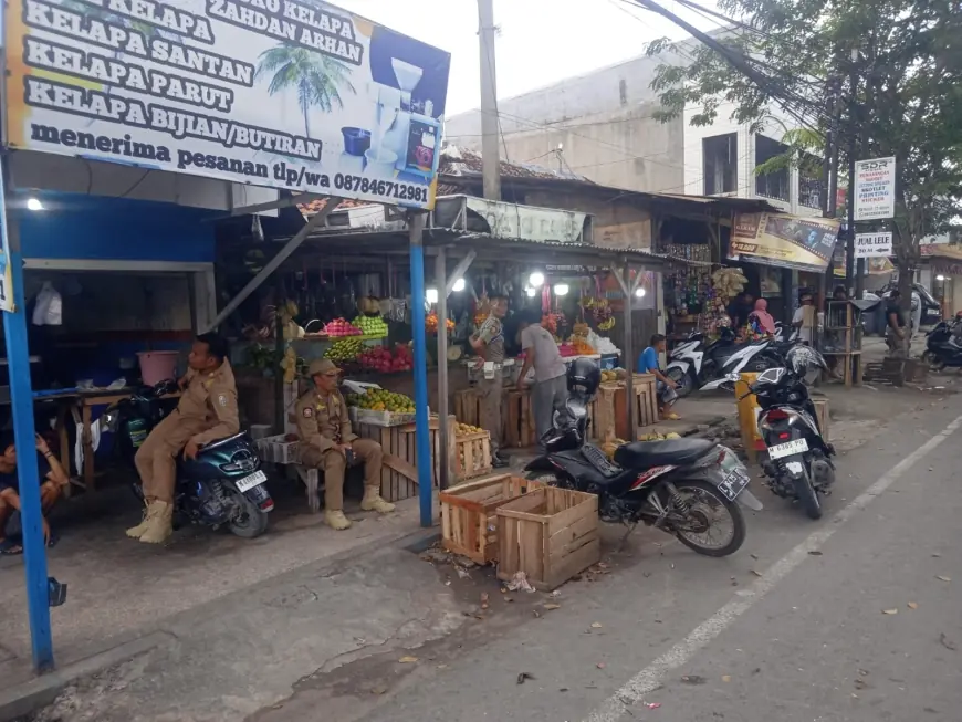 Satpol PP Sampang Tertibkan Lima Gerobak PKL, Ini Alasannya