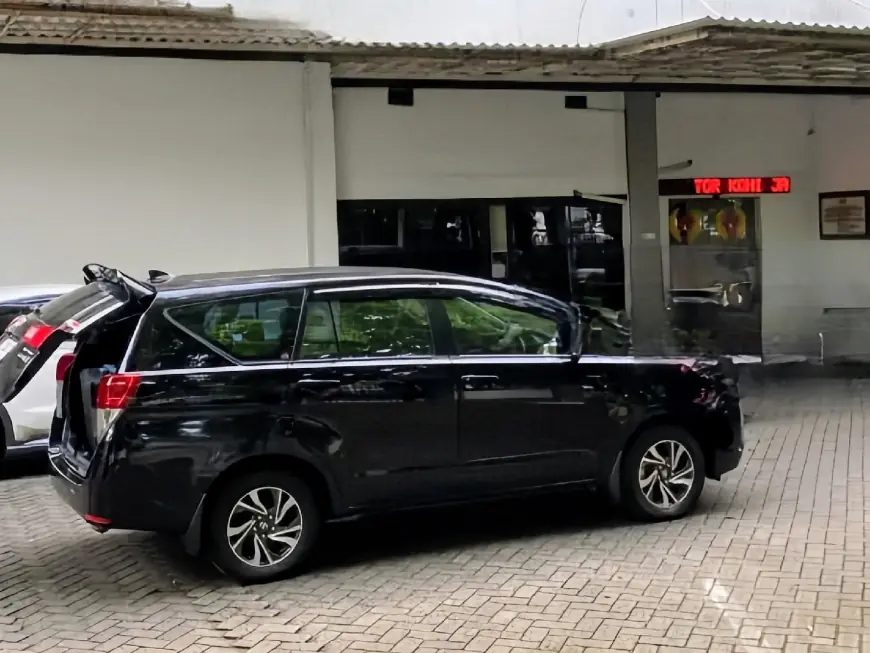 KPK Bawa Dua Koper Hitam dari Kantor KONI Jatim Usai 7 Jam Penggeledahan