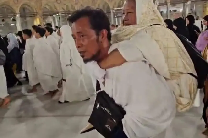 Viral, Pria Asal Pasuruan Menggendong Ibunya yang Renta saat Tawaf