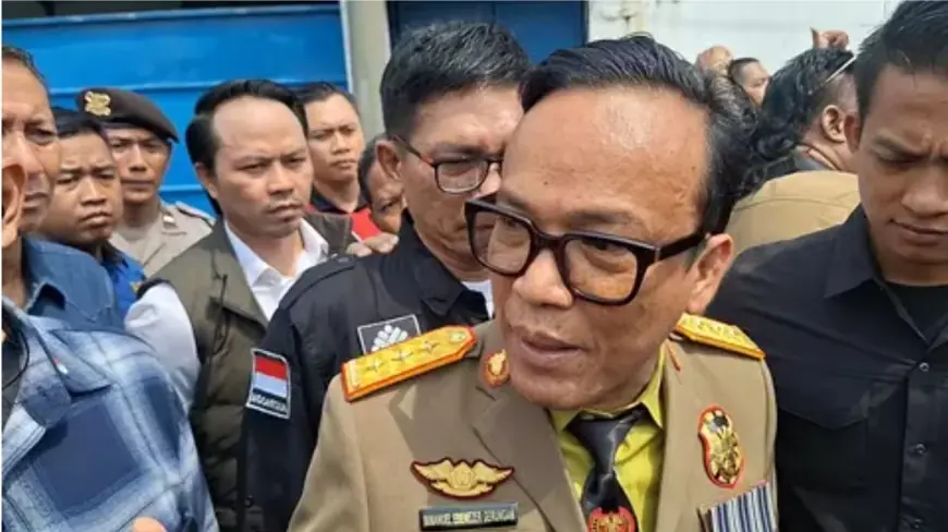 Wamenaker Kecam Perusahaan di Surabaya yang Tahan Ijazah dan Potong Gaji Pekerja Salat Jumat