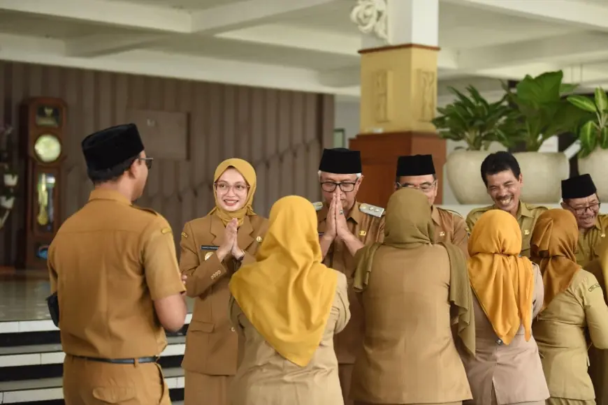 Hari Pertama Masuk Kerja, Mbak Vinanda dan Gus Qowim Halalbihalal Bersama ASN Pemkot Kediri