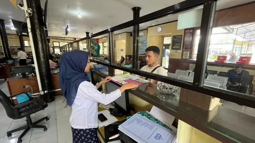 Peringati Hari Kartini, Petugas Samsat Blitar Kota Kompak Pakai Kebaya