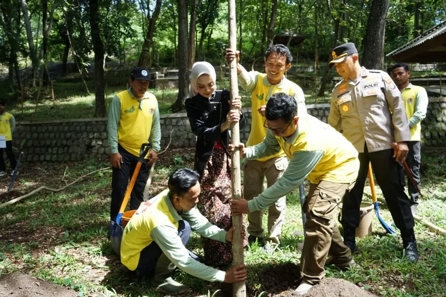 Peringati Hari Bumi Sedunia, Wali Kota Kediri Tanam Pohon di Selomangleng