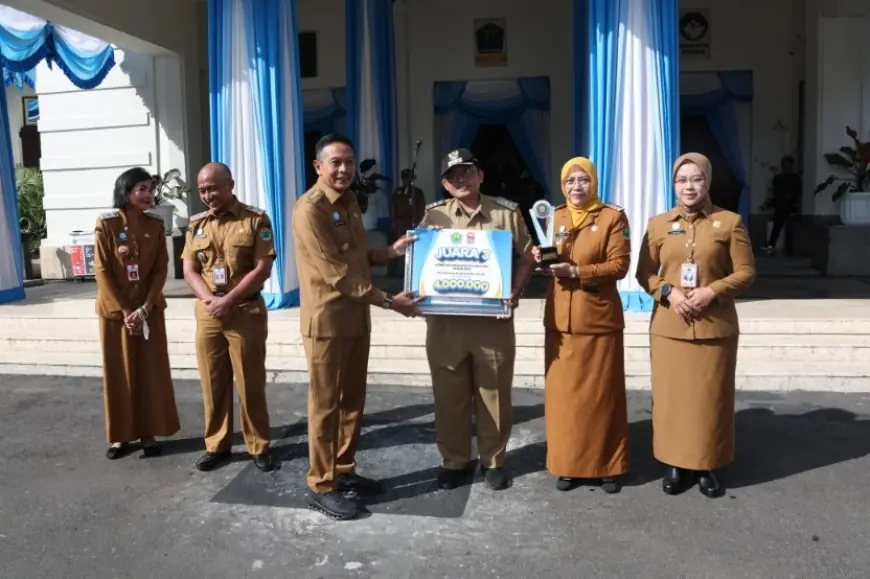 Wali Kota Malang Serahkan Penghargaan kepada Pemenang Lomba Kelurahan