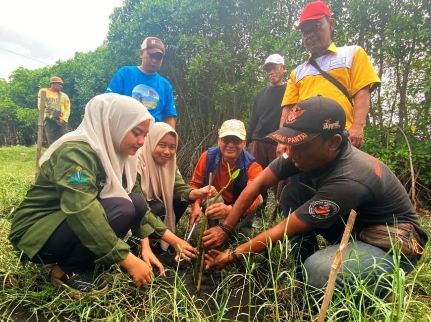 Peringati Hari Bumi, Mahasiswa UIN KHAS Jember Tanam Ribuan Mangrove di Pantai Selatan