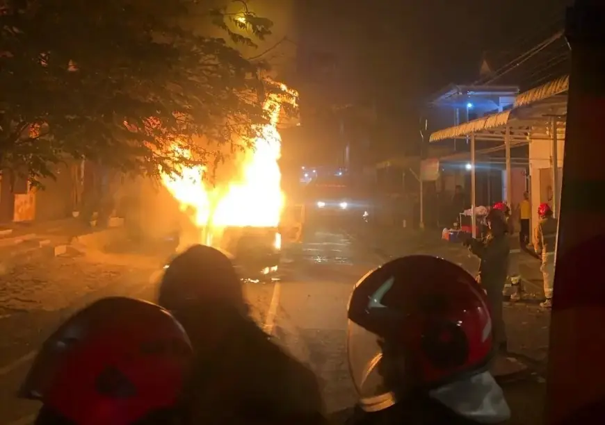 Mikrolet Bermuatan BBM Terbakar di Kota Batu, Sopir Kabur usai Kejadian