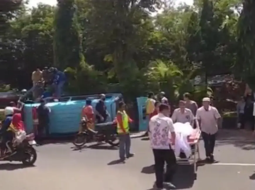 Tangis Keluarga Pecah, Ambulans Bawa Jenazah di Jember Terguling