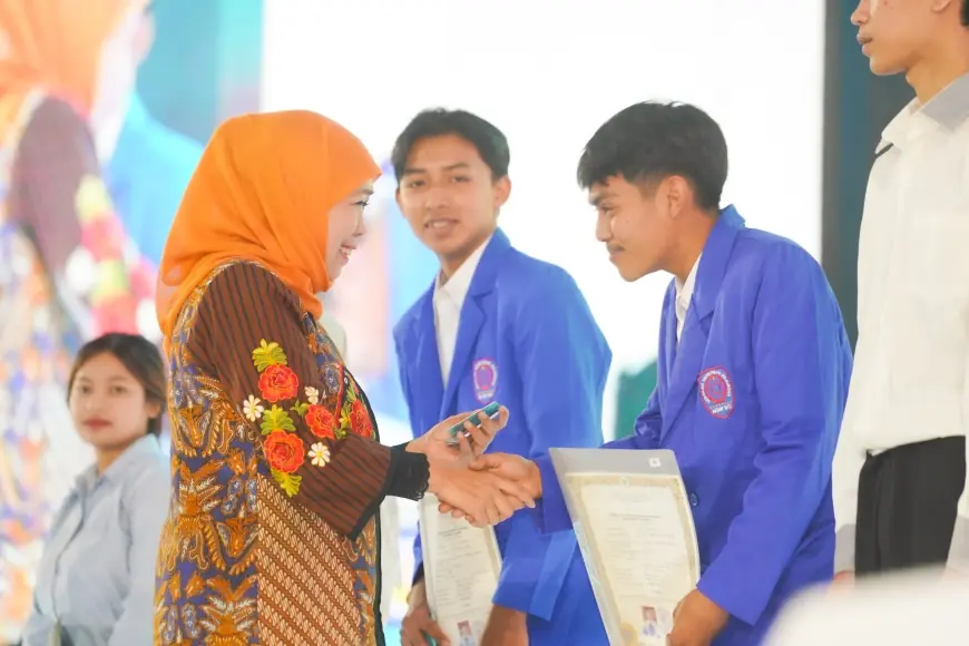 Gubernur Jatim Instruksikan Sekolah Cetak Ulang Ijazah untuk Korban Penahanan oleh Perusahaan