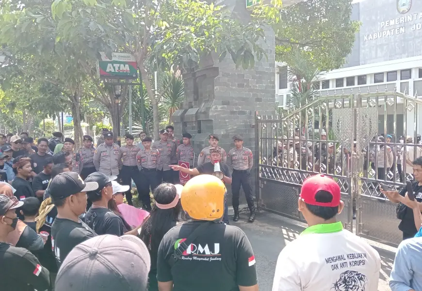 Puluhan PKL Unjuk Rasa Tuntut Pemkab Jombang Tertibkan Kawasan Zona Merah