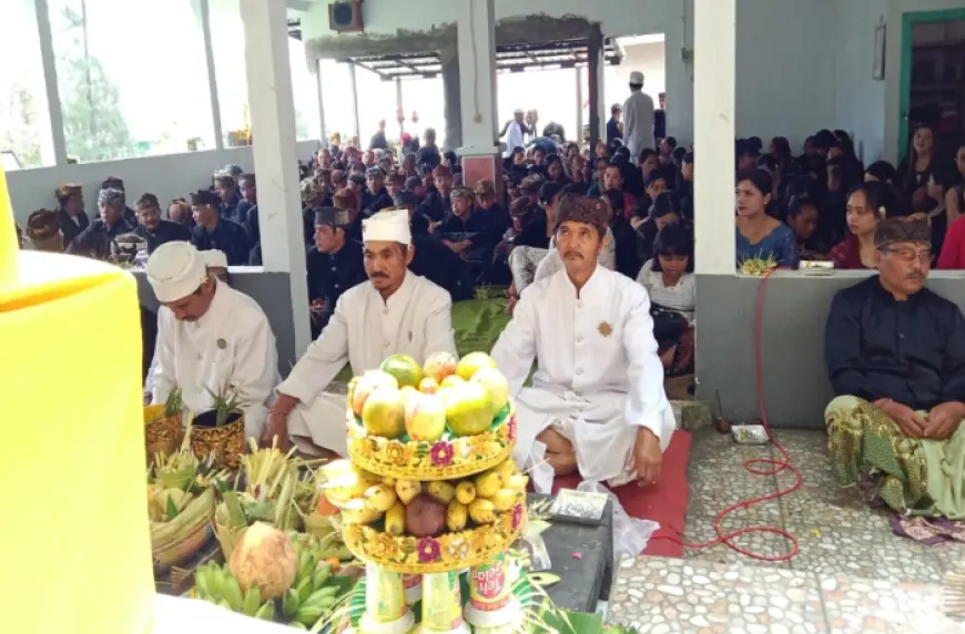 Khidmatnya Umat Hindu Suku Tengger Rayakan Hari Raya Galungan di Lereng Gunung Bromo