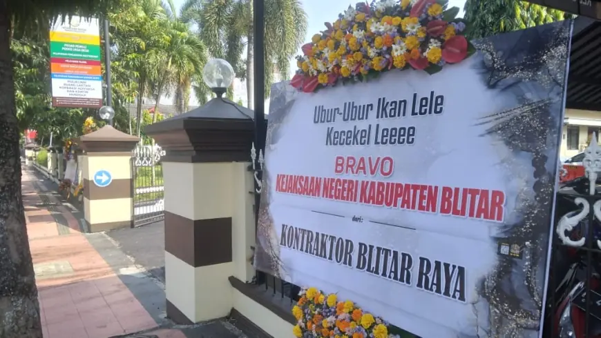Kejari Blitar Dibanjiri Karangan Bunga Sebagai Dukungan Ungkap Kasus Korupsi DAM Kali Bentak